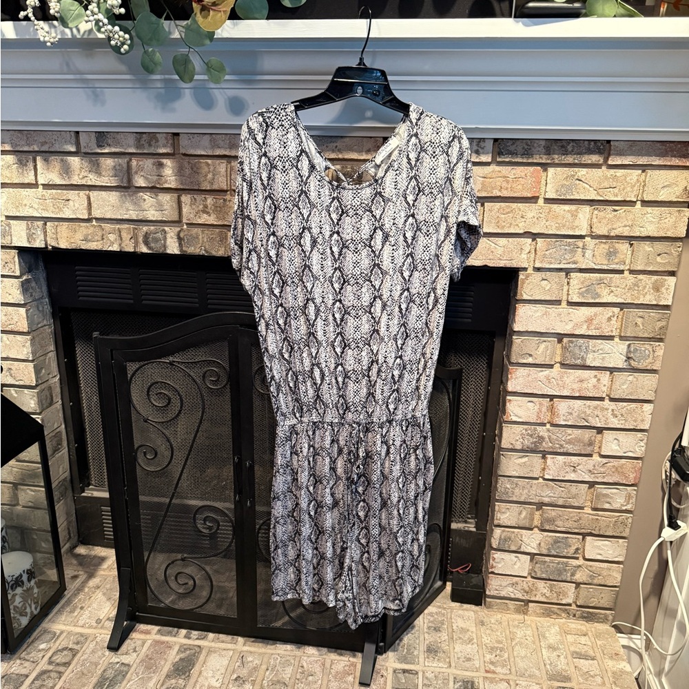 Zenana short sleeve jersey animal print romper with tie neck, size Large, EUC